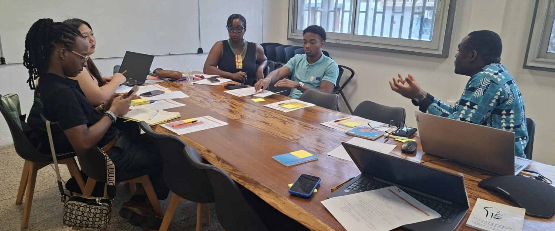 Photo en situation de conversation à l'atelier de lancement du groupe de travail Jeunesse et mobilité organisé par Guyacoop